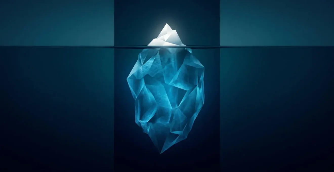 Illustration abstraite d'un iceberg stylisé avec un petit triangle blanc émergé et une masse bleue géométrique cinq fois plus grande immergée, sur fond dégradé bleu nuit