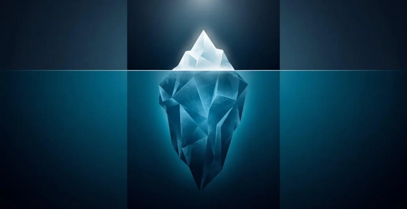 Illustration abstraite d'un iceberg stylisé avec un petit triangle blanc émergé et une masse bleue géométrique cinq fois plus grande immergée, sur fond dégradé bleu nuit
