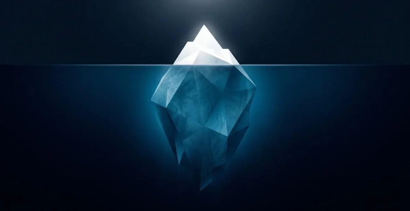 Illustration abstraite d'un iceberg stylisé avec un petit triangle blanc émergé et une masse bleue géométrique cinq fois plus grande immergée, sur fond dégradé bleu nuit