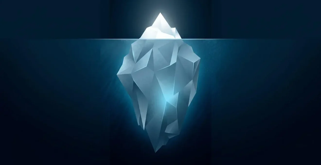 Illustration abstraite d'un iceberg stylisé avec un petit triangle blanc émergé et une masse bleue géométrique cinq fois plus grande immergée, sur fond dégradé bleu nuit