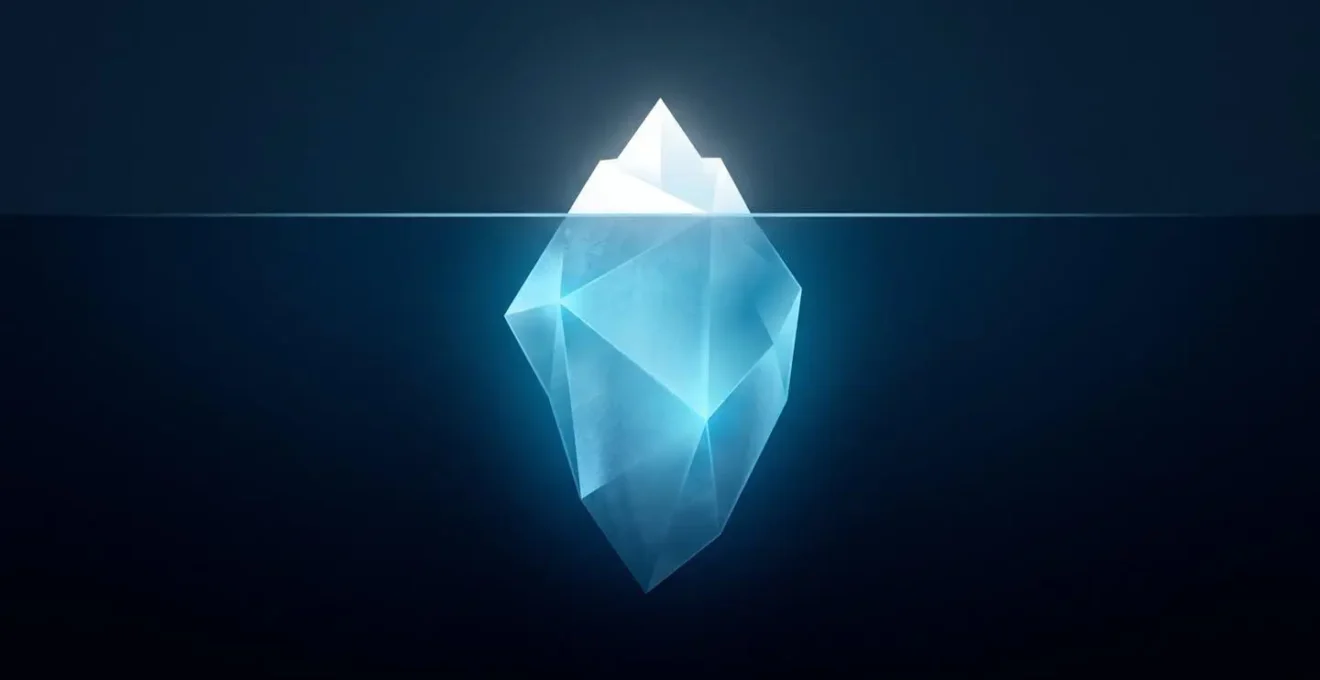 Illustration abstraite d'un iceberg stylisé avec un petit triangle blanc émergé et une masse bleue géométrique cinq fois plus grande immergée, sur fond dégradé bleu nuit